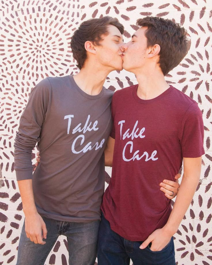 aj metcalf add Cute Twinks Kissing photo