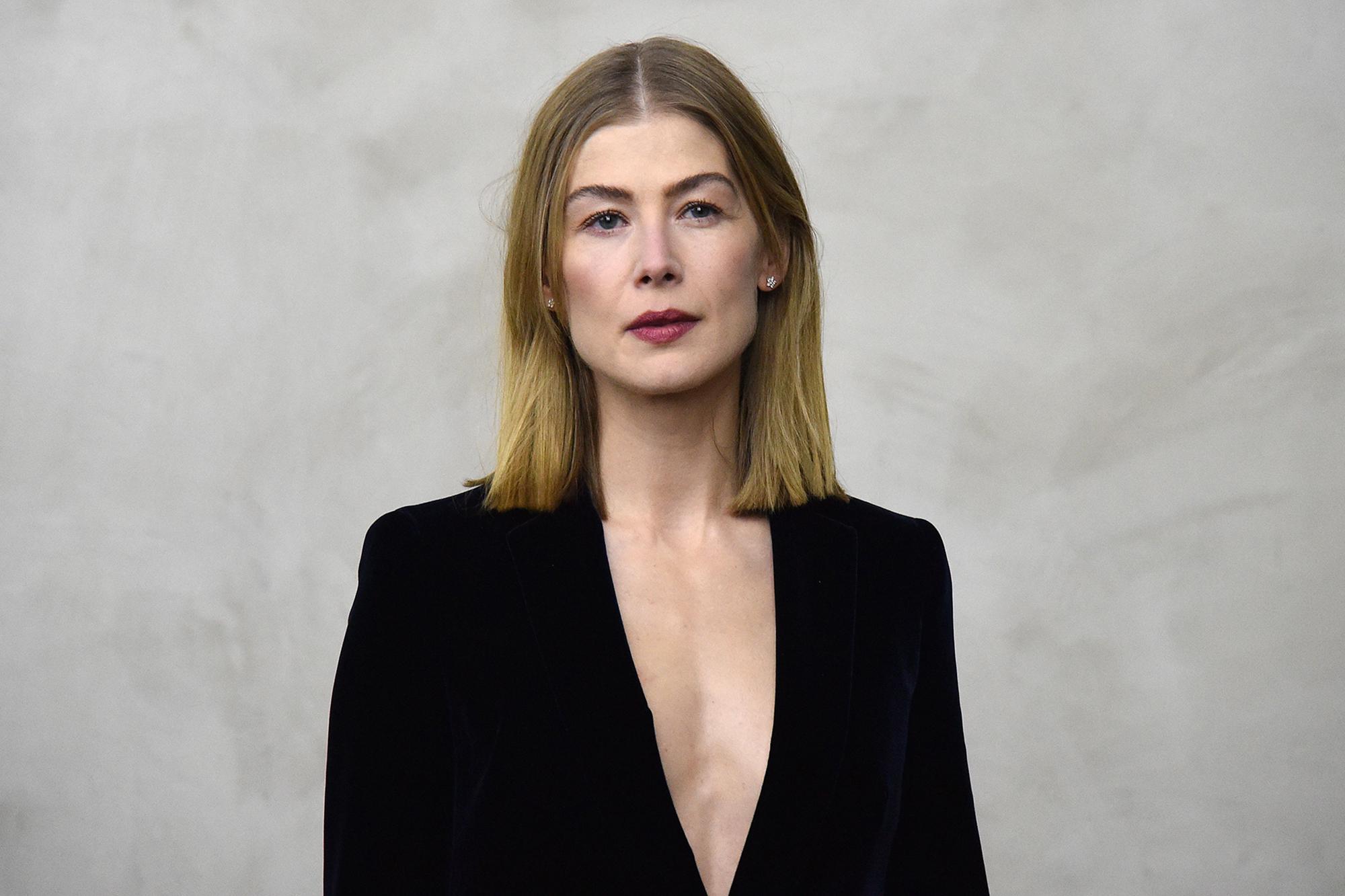 caitriona graham add Rosamund Pike Boobies photo