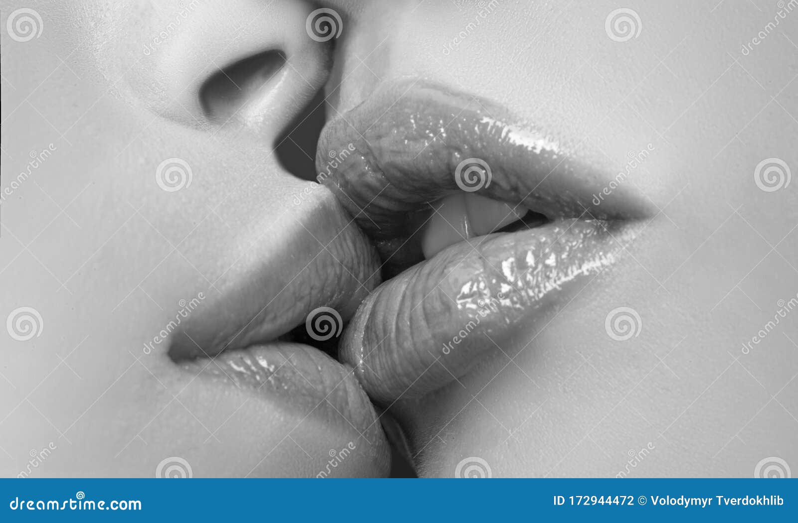 Lesbians Sensually Kissing 15817