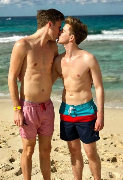 april mcneill add Cute Twinks Kissing photo