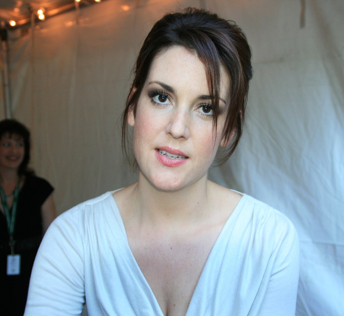 amira oraby add Melanie Lynskey Hot photo